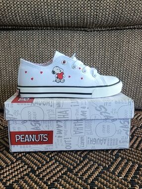 Peanuts White Sneakers with Red Heart Snoopy Accent Sz 12